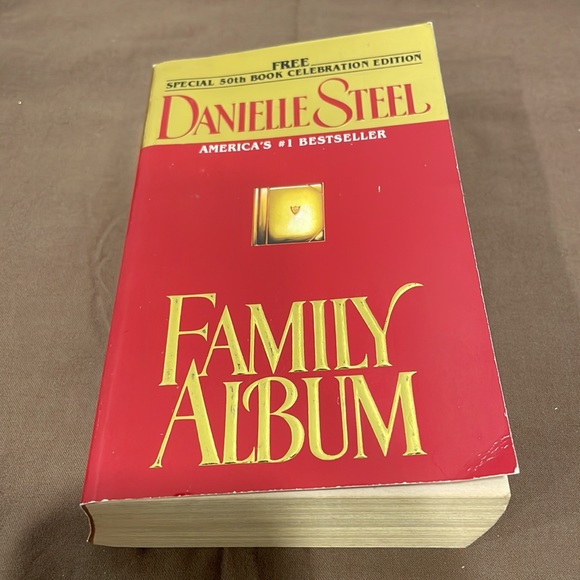 Lot of 2 Danielle Steel Books: Family Album and The Ranch - Picture 5 of 10